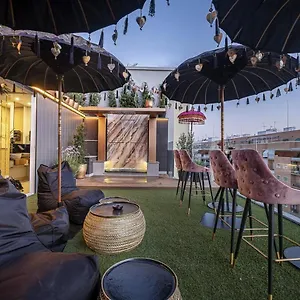On Designed For Adults , Sevilha Espanha